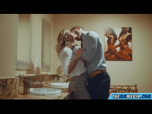 ❤️ Gava ku blondeyek busty we di nav hewşek gelemperî de dixapîne ️❌ Vîdyoyê porno li me ﹏